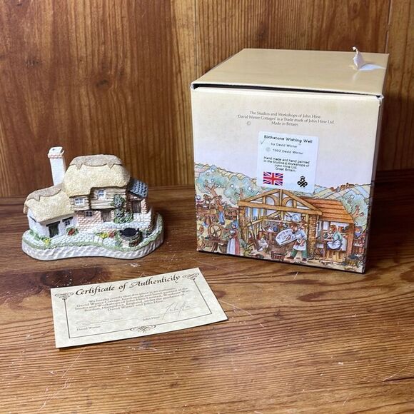 David Winter Cottages Birthstone Wishing Well 1992 December - Picture 1 of 8